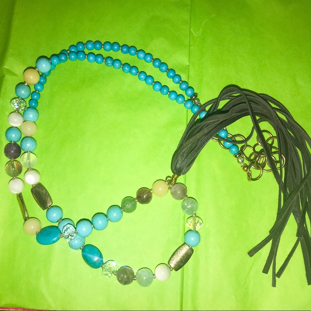 NWOT Dangly Beaded Necklace • ⛄️❄️